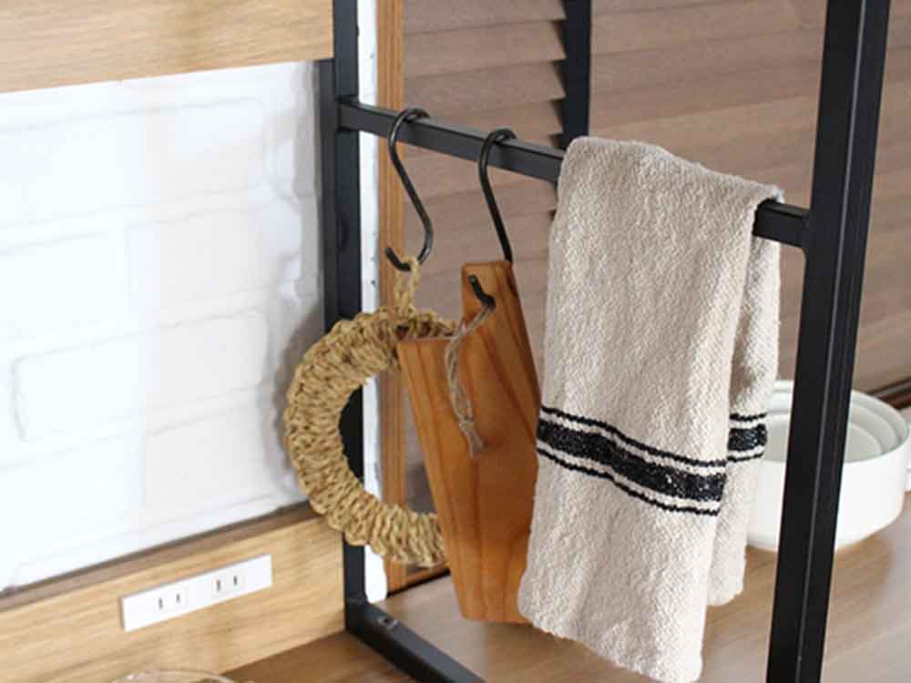 黒塗装スチール脚のオーク無垢キッチンボード