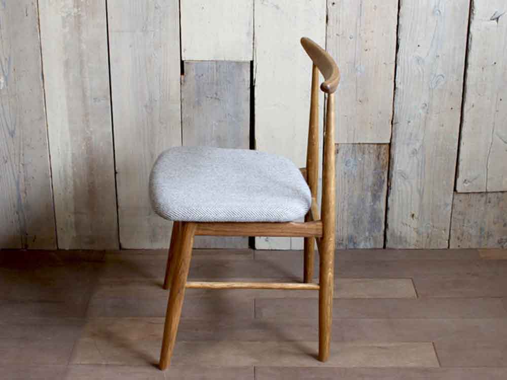 アデペシュ製ヘリンボーンチャコールグレイのダイニングチェア