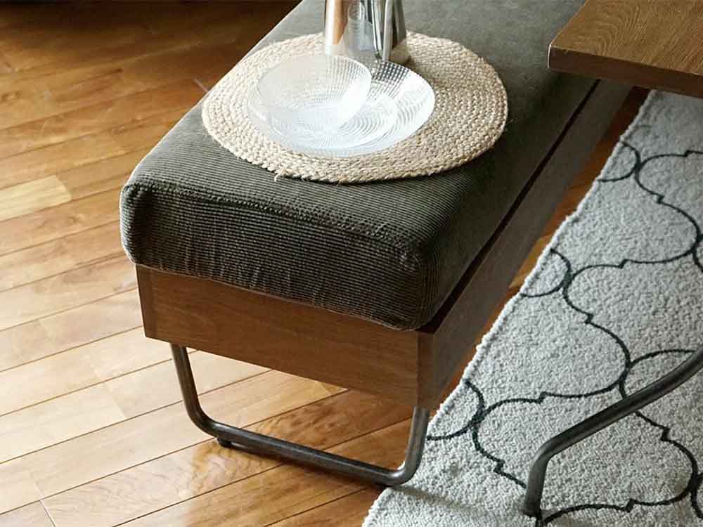 a.depecheのウォームベンチ、パイン無垢材使用