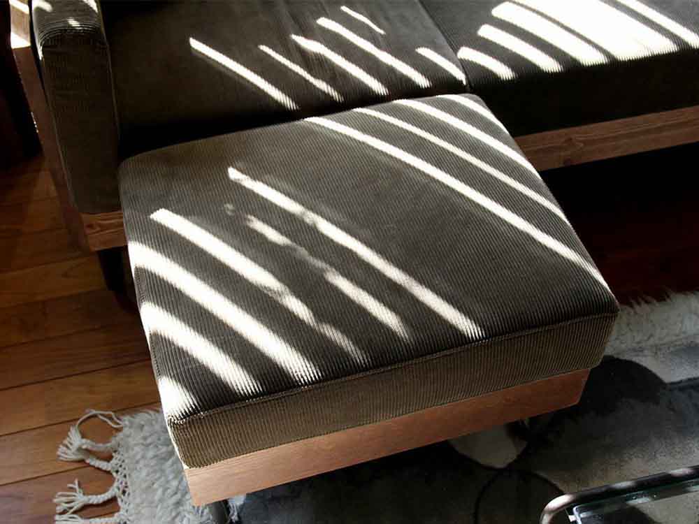 アデペシュのウォームオットマン、パイン無垢材製