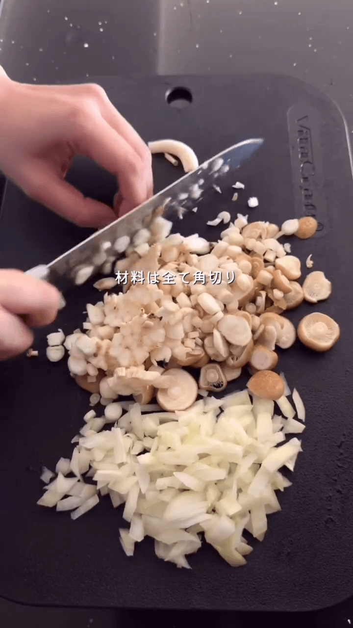 特別な日にも♡たっぷり具材のサーモンときのこのオムレツ🥚💛の作り方1の画像