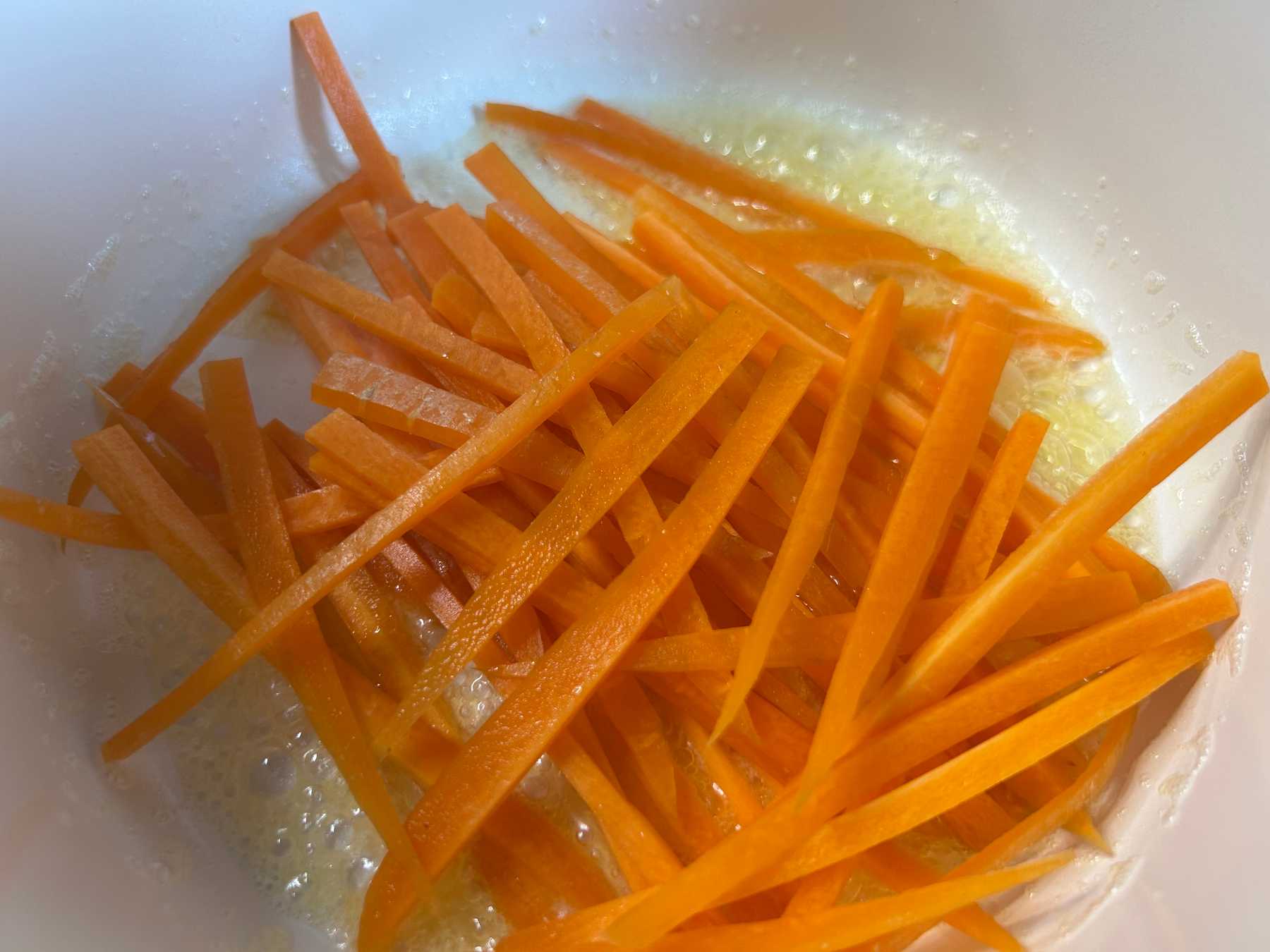 牛モモ肉のロースト　にんじんのアグロドルチェ　ソースロベール　サルサヴェルデの作り方1の画像