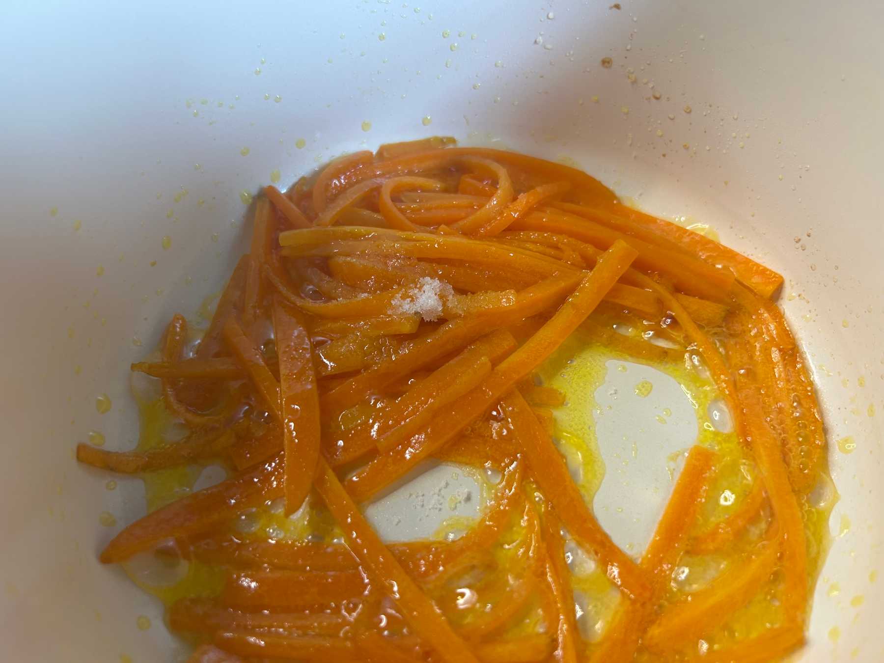 牛モモ肉のロースト　にんじんのアグロドルチェ　ソースロベール　サルサヴェルデの作り方2の画像