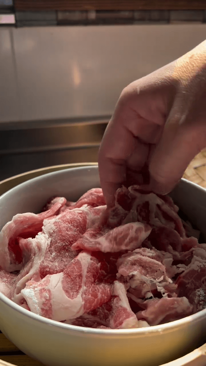 ご飯が止まらない🍚🍚ガリバタ蒸し豚丼の作り方2の画像