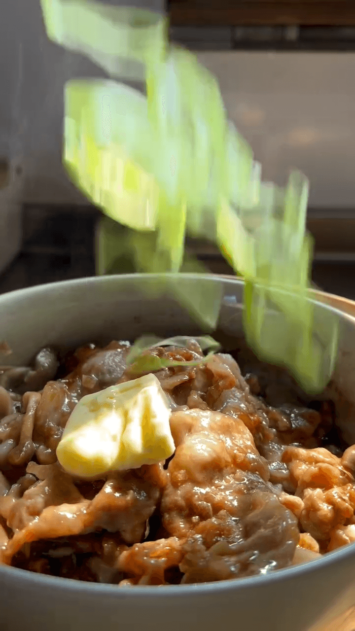 ご飯が止まらない🍚🍚ガリバタ蒸し豚丼の作り方4の画像
